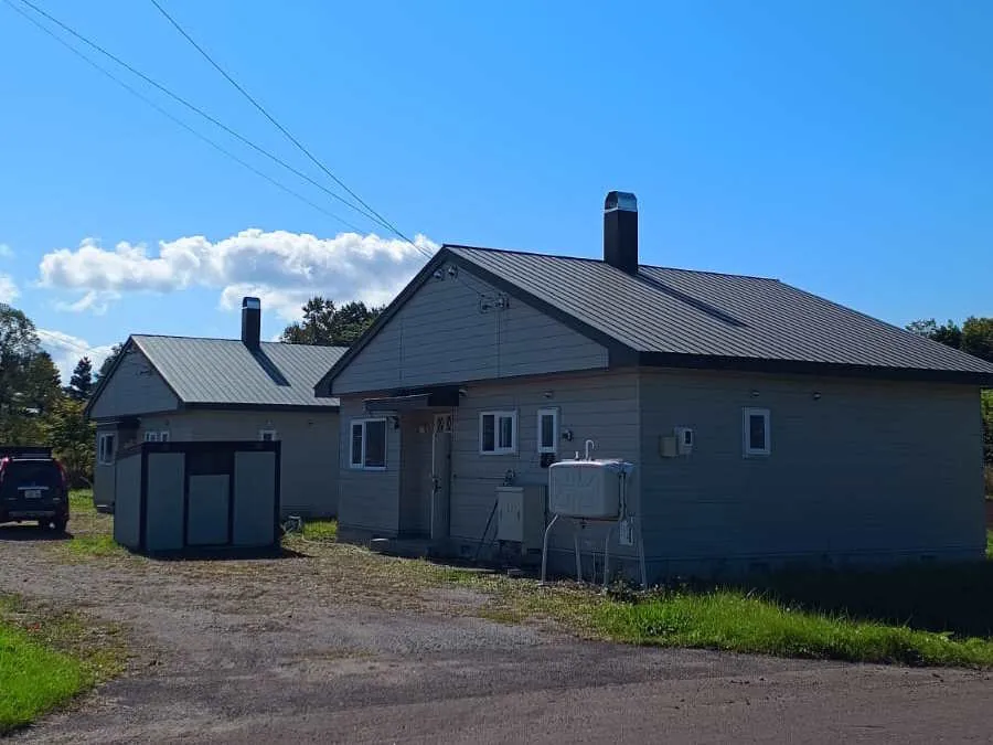 Summer view with both cottages from the driveway